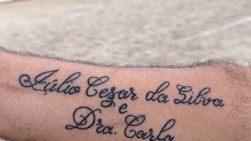 Coveiro faz uma tatuagem no braço homenageando prefeito de Palmeira dos Índios e a primeira- dama