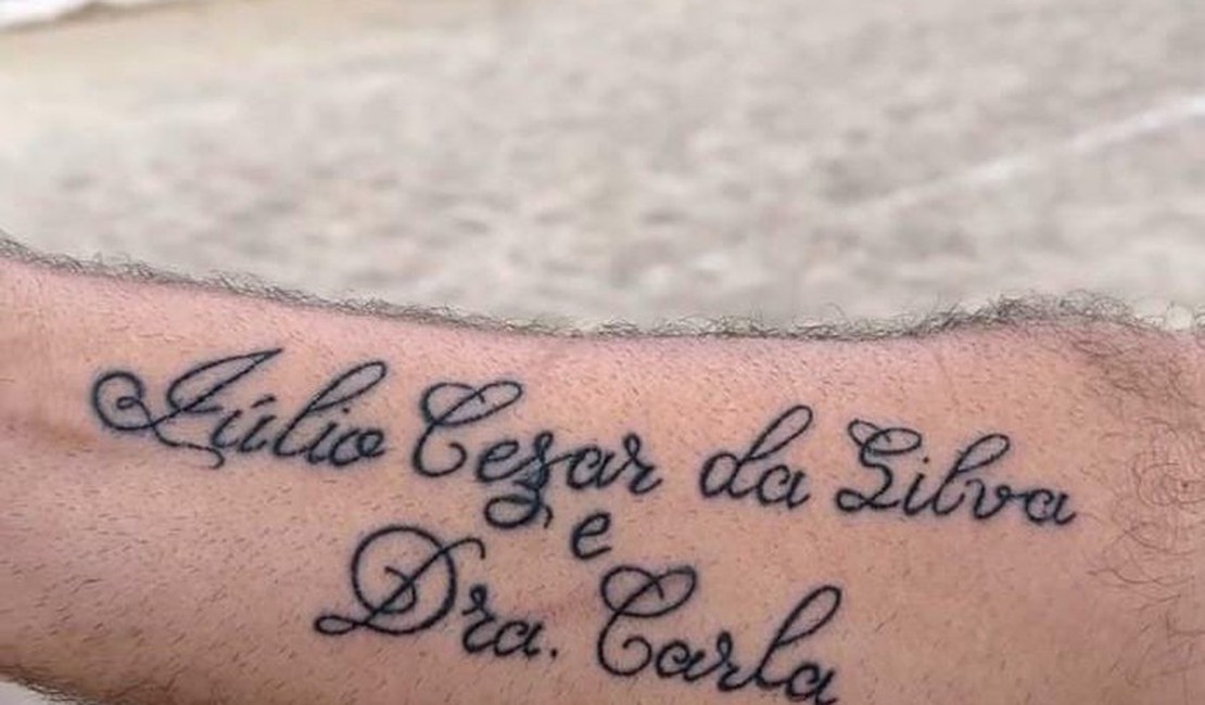 Coveiro faz uma tatuagem no braço homenageando prefeito de Palmeira dos Índios e a primeira- dama