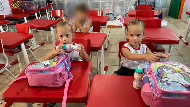 Gêmeas Heloá e Valentina vão à escola pela primeira vez um ano após cirurgia de separação