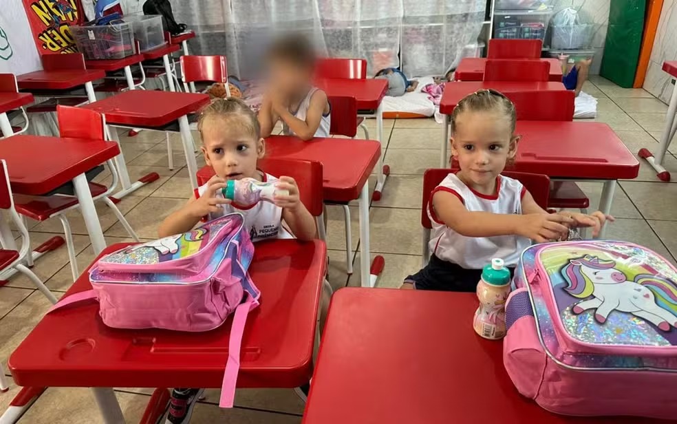 Gêmeas Heloá e Valentina vão à escola pela primeira vez um ano após cirurgia de separação