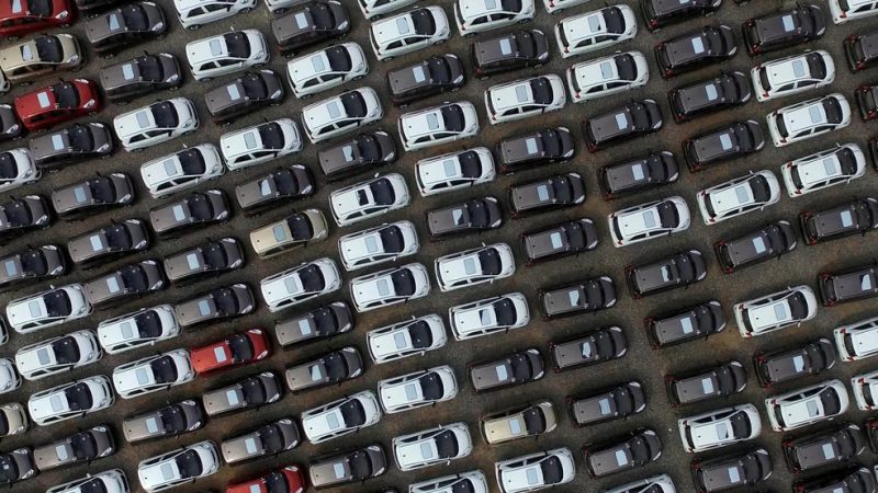 Juros mais baixos e alta de emplacamentos: vai ficar mais fácil comprar um carro zero em 2024?