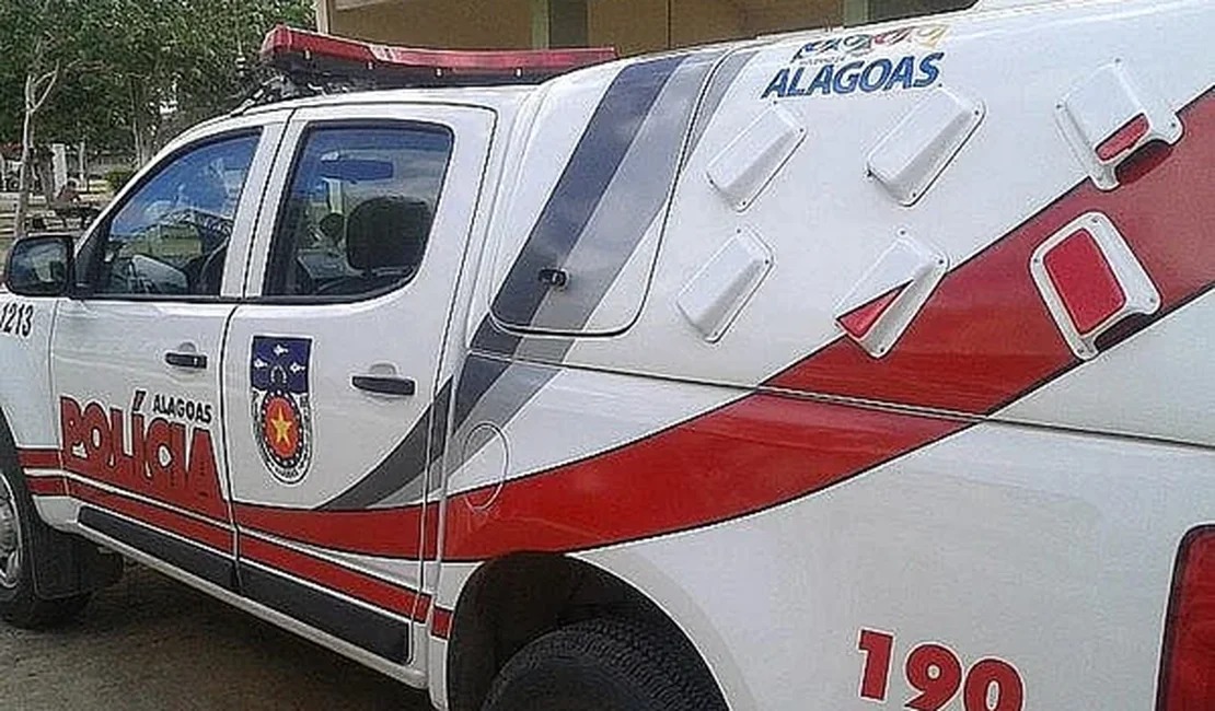 Bombeiros são mandados para amansar cachorro que partiu em cima dos moradores na rua de Penedo