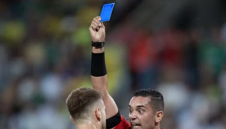 Cartão azul será implementado no futebol? Fifa se pronuncia