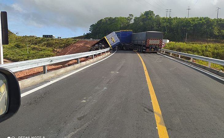 Acidente entre dois caminhões bloqueia trecho da BR-101, em São Miguel dos Campos