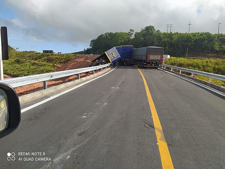 Acidente entre dois caminhões bloqueia trecho da BR-101, em São Miguel dos Campos