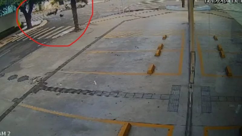 Imagem mostra momento da colisão que resultou na morte de motociclista na Ponta Verde