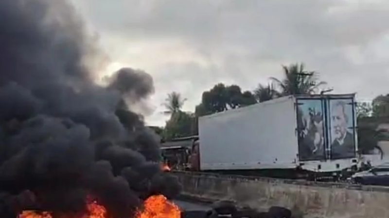 População bloqueia BR-104 contra falta d’água na cidade de Rio Largo