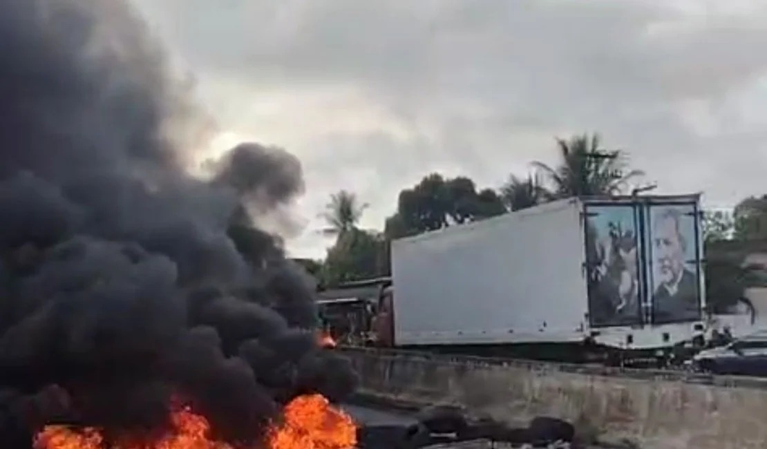 População bloqueia BR-104 contra falta d’água na cidade de Rio Largo