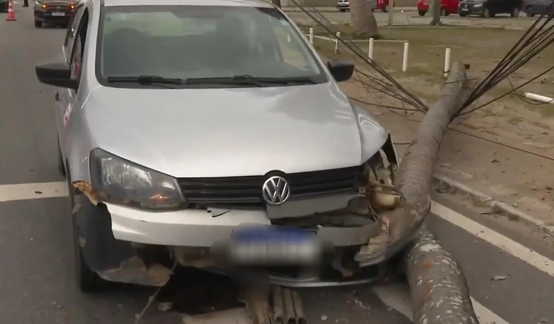 Árvore cai e atinge veículo no bairro de Cruz das Almas