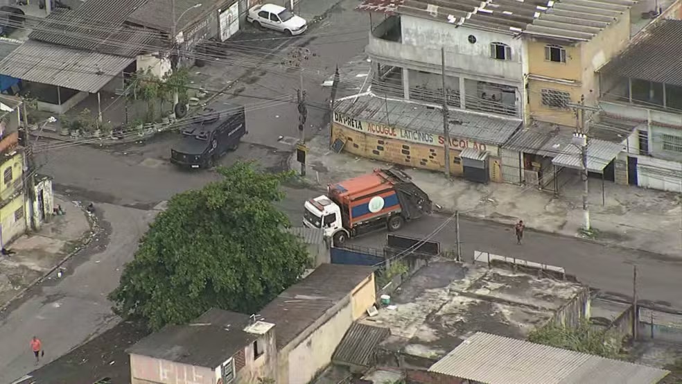 Polícia faz operação na Vila Aliança e criminosos usam ônibus e caminhão da Comlurb como barricadas