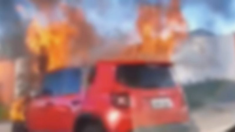 Carro pega fogo e é destruído pelas chamas na Av. Comendador Gustavo Paiva