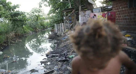 1,2 milhão de brasileiros vivem sem banheiro em casa