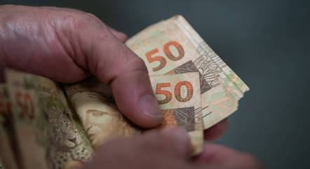 Renda média do brasileiro chega a R$ 1.893 por pessoa, mostra IBGE