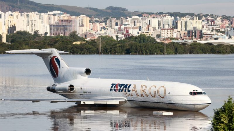 Quem deve pagar por danos de inundação no aeroporto de Porto Alegre, que voltou a funcionar após mais de 2 meses fechado