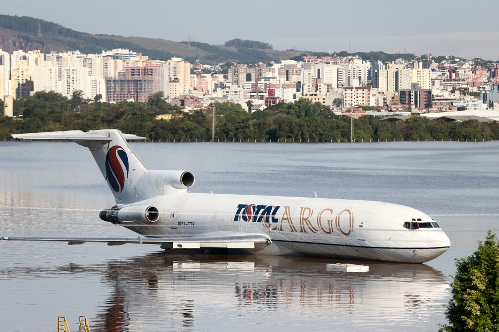 Quem deve pagar por danos de inundação no aeroporto de Porto Alegre, que voltou a funcionar após mais de 2 meses fechado