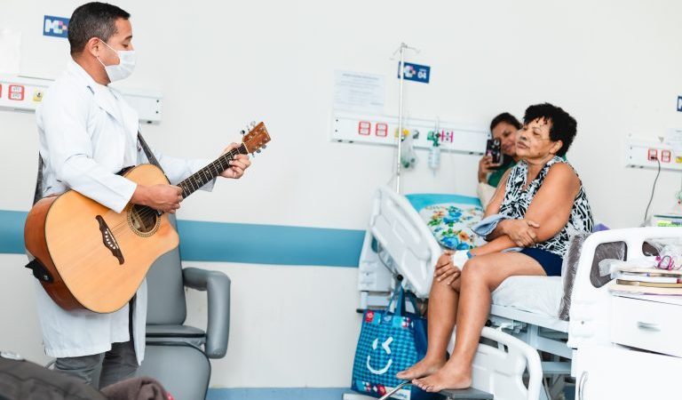 Projeto Tocando Corações leva música a pacientes internados no Hospital Metropolitano de Alagoas