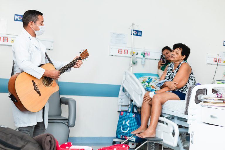 Projeto Tocando Corações leva música a pacientes internados no Hospital Metropolitano de Alagoas