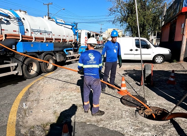 Lixo na rede de esgoto causa obstrução e danos ao meio ambiente