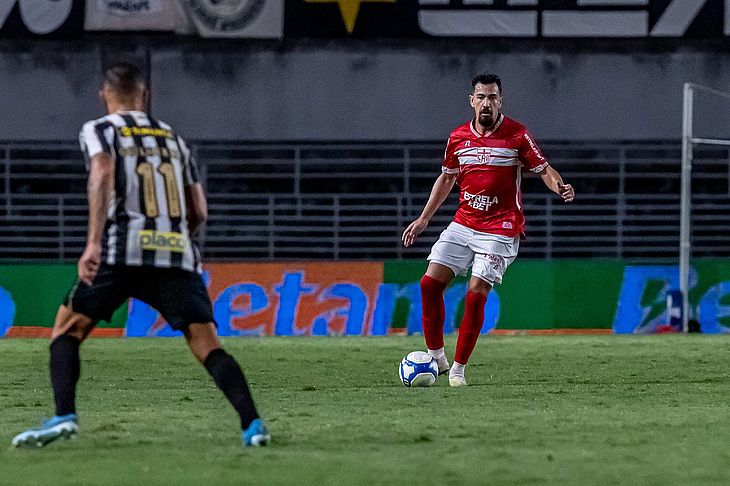 Em jogo marcado por gol polêmico, CRB busca empate contra o líder Santos