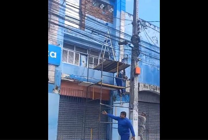 Trabalhador sofre choque elétrico e fica pendurado em andaime no Centro de Maceió