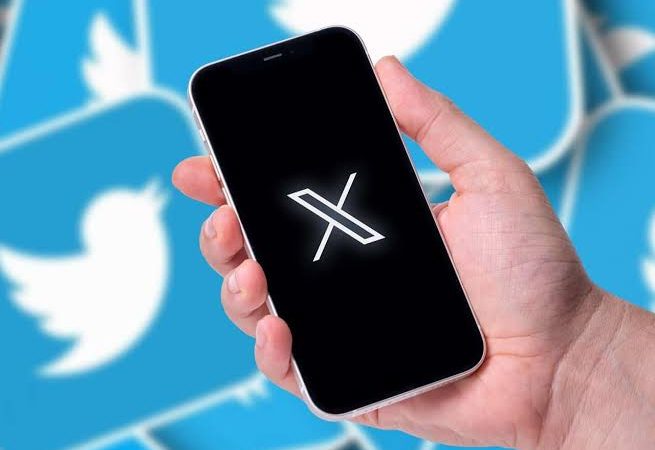 Na contramão de outras redes sociais, X volta a usar o emoji de arma real em vez da pistola d’água