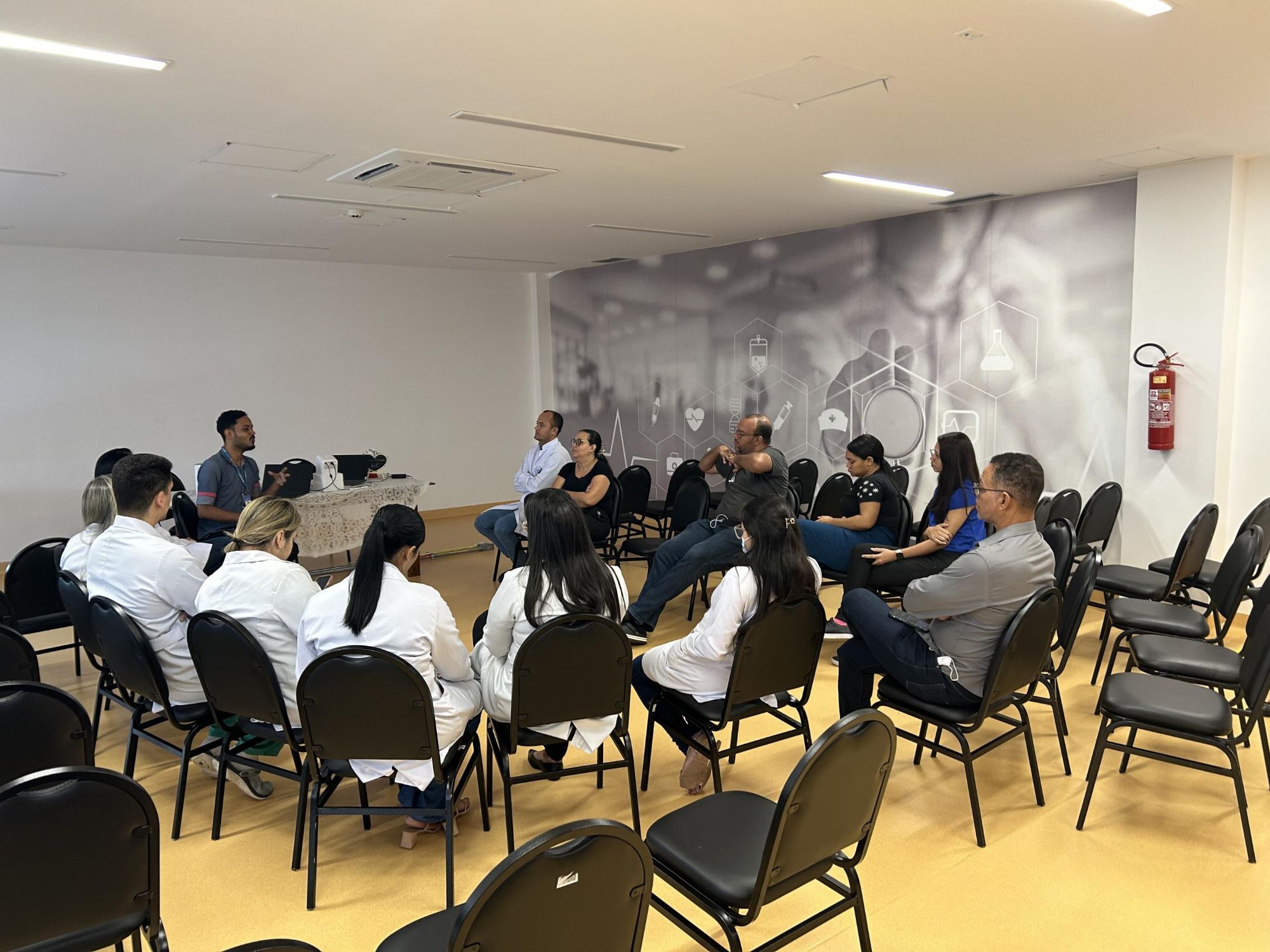 Palestra no Hospital do Coração Alagoano destaca acolhimento à comunidade LGBTQIAPN+