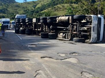 Carreta carregada com garrafas tomba em trecho da BR-101, em Flexeiras