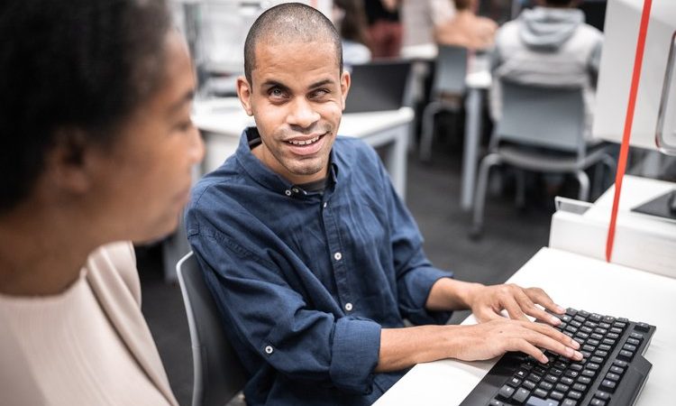 OLX lança programa de capacitação em tecnologia para PCDs; veja como se inscrever