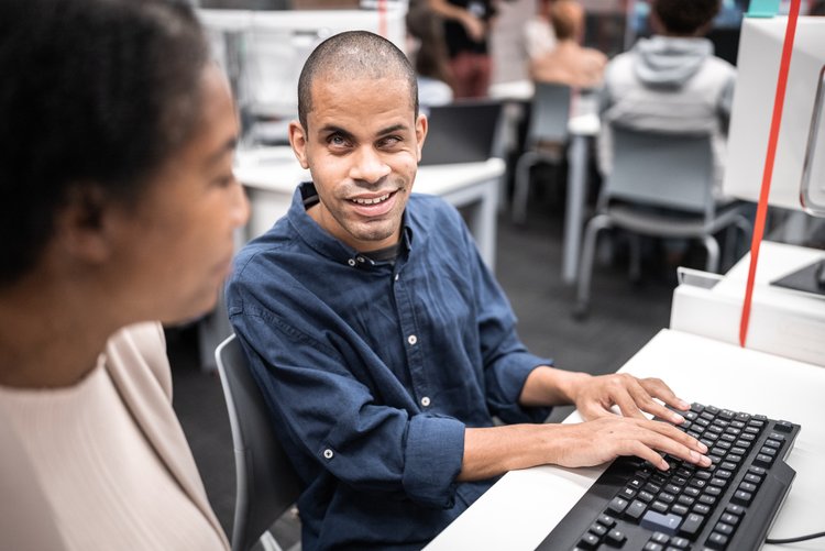 OLX lança programa de capacitação em tecnologia para PCDs; veja como se inscrever