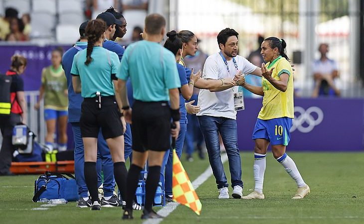 Com Marta expulsa e em prantos, Brasil perde para Espanha e tem que secar adversários