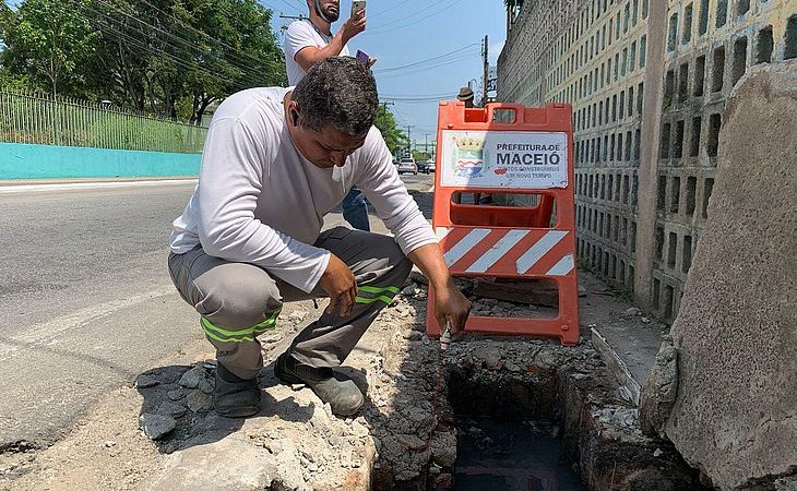 Operação Línguas Sujas flagra esgoto clandestino em rede de drenagem no Centro