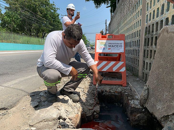 Operação Línguas Sujas flagra esgoto clandestino em rede de drenagem no Centro