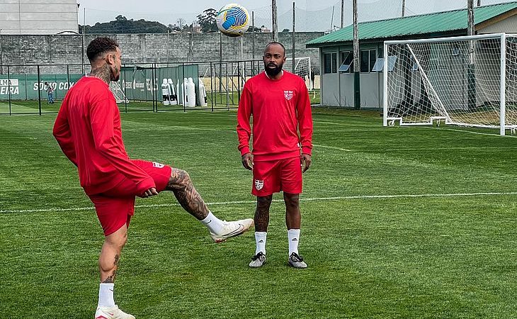 CRB treina no CT do Coritiba antes de embarcar para jogo decisivo contra o Atlético-MG