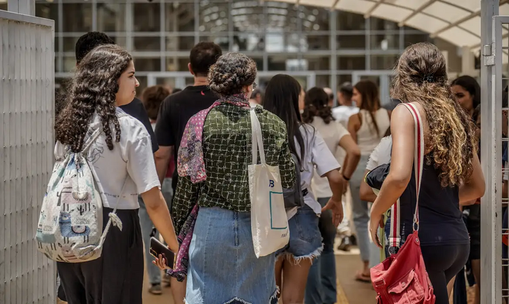 Sete a cada dez estudantes usam IA na rotina de estudos