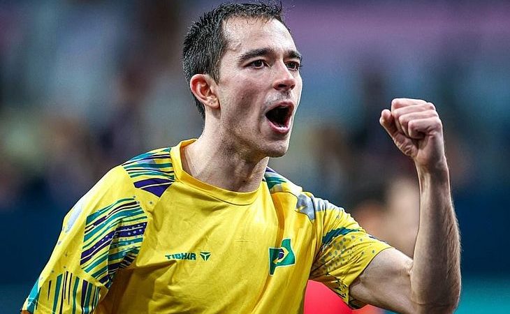 Hugo Calderano dá show, vence e fica a uma vitória de medalha no tênis de mesa