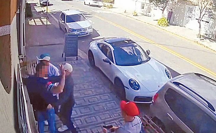 Ladrões ameaçam motorista em porta de bar e roubam Porsche