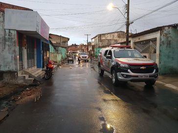 Criminosos disparam contra portão de uma casa e morador fica ferido em Lagoa da Canoa