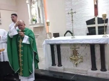 Homem ensanguentado invade igreja e interrompe missa em Maceió; assista ao vídeo