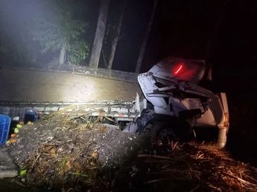 Caminhão tomba e derruba carga de tomate na pista, na BR-104