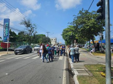 Trabalhadores do Hospital Veredas seguem para o 15º dia de manifestações na Fernandes Lima