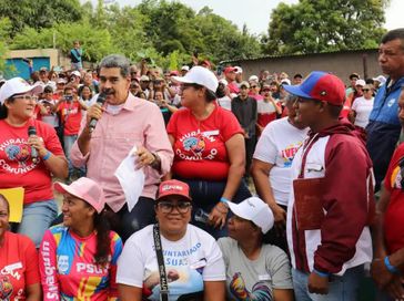 Com reeleição contestada, Maduro faz eleição para comunas na Venezuela