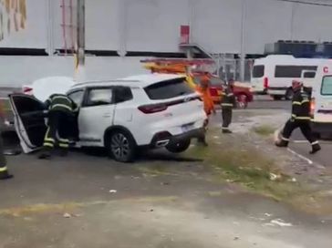 Motorista perde controle de veículo, bate em muro e uma pessoa fica presa às ferragens