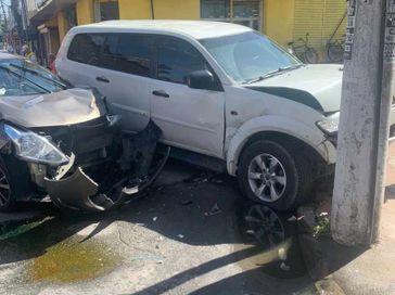 Carro de aplicativo e viatura da Polícia Científica ficam destruídos após colidirem em Maceió