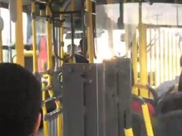 Vídeo: Motorista de ônibus e passageiros discutem após ele negar abrir porta para usuária em Maceió