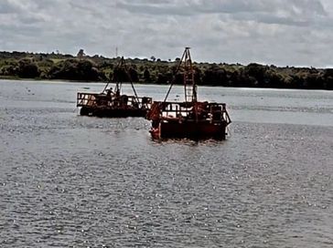 Plataformas flutuantes realizam sondagem para instalação da estrutura da ponte Penedo/Neópolis