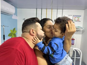 HGE salva a vida de criança de 1 ano e família retorna à unidade hospitalar para agradecer aos servidores