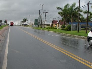 Motociclista morre após colisão transversal entre carro e moto na BR-101, em Junqueiro