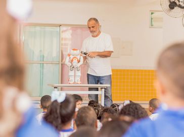 Estudantes de escolas e creches conhecem robô que fará parte do primeiro Parque Biblioteca de Maceió