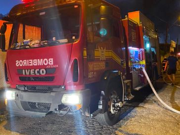 Incêndio atinge cozinha de restaurante no Francês; bombeiros controlam chamas