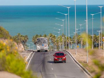 Duas pessoas ficam feridas após queda de moto na Rota do Mar, em Maceió